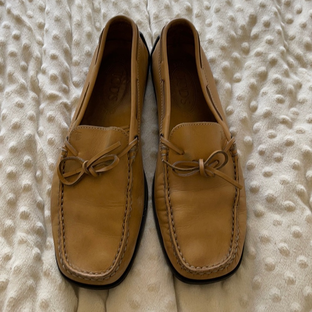 TODS camel driving shoe